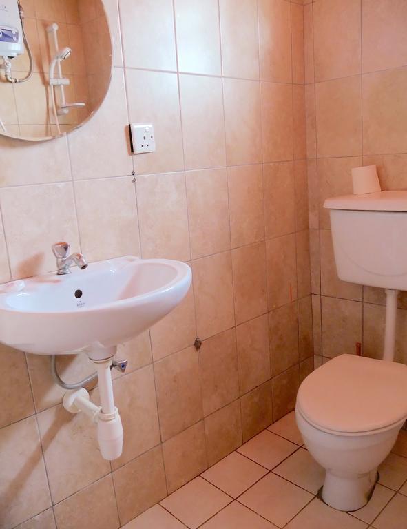 Hotel Acacia Кампала Экстерьер фото
